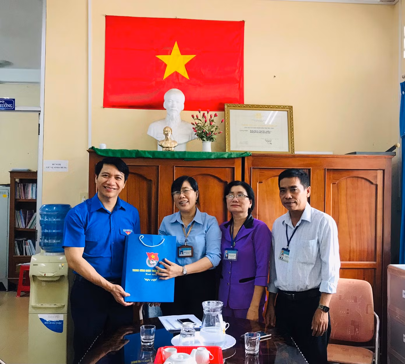 Anh Nguyễn Ngọc Lương tặng quà BGH trường tiểu học Minh Trí