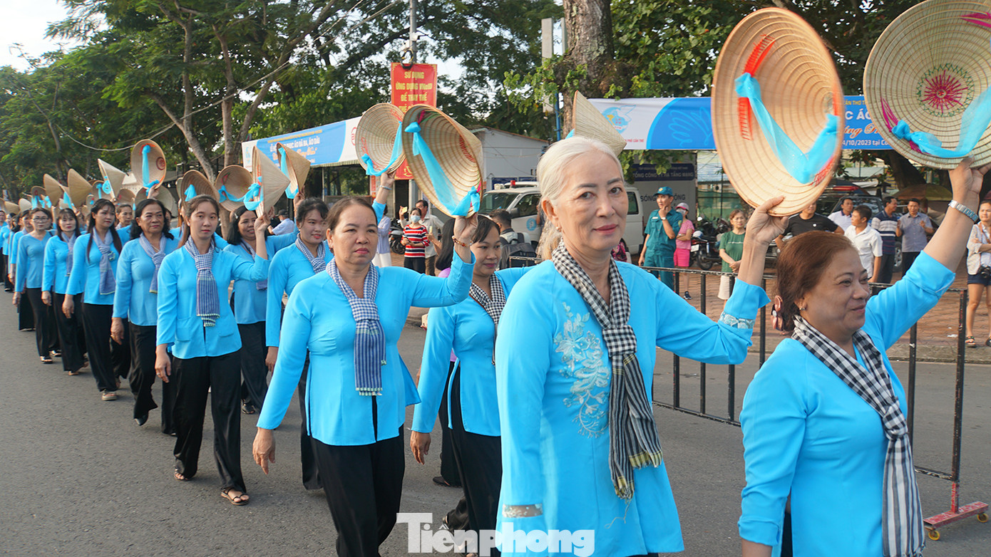 Bà Võ Kim Thoa, Chủ tịch Hội LHPN thành phố Cần Thơ cho biết lễ hội nhằm tôn vinh nét đẹp, giá trị và lan tỏa tình yêu với chiếc áo bà ba, áo dài, qua đó bảo tồn và phát huy di sản văn hóa, góp phần quảng bá hình ảnh, con người, quê hương Cần Thơ. Ảnh: Hòa Hội.