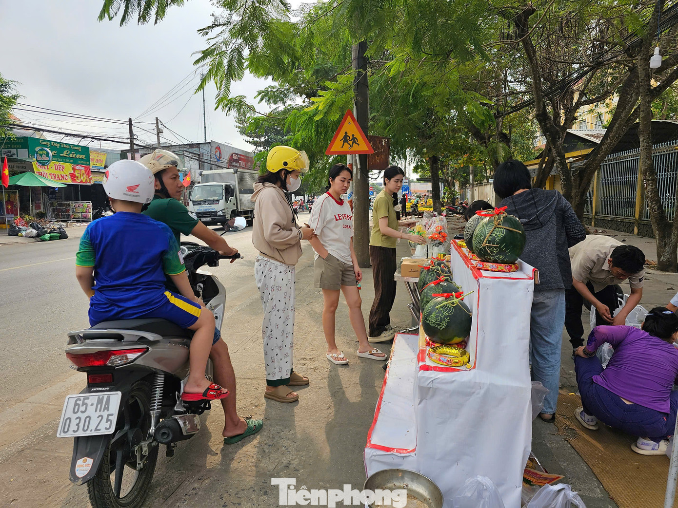 Khách đến mua dưa hấu. Ảnh: Hòa Hội Khách đến mua dưa hấu. Ảnh: Hòa Hội