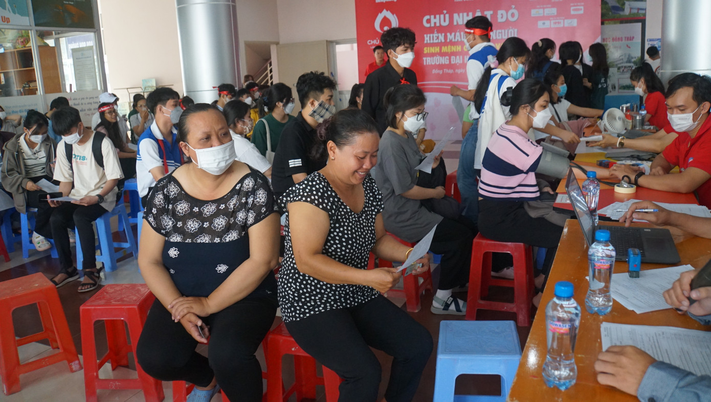 Cán bộ, người lao động trường đại học Đồng Tháp nhiệt tình tham gia hiến máu tình nguyện.