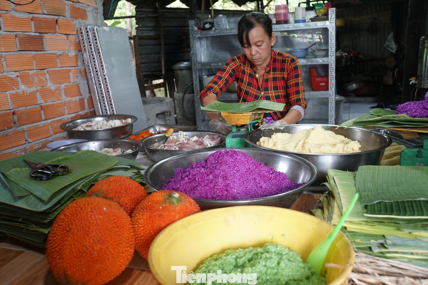 Trăm năm trước, bà ngoại của bà Xinh đã nức tiếng một vùng với tay nghề làm bánh dân gian. Trong đó, đặc sắc là những đòn bánh tét thơm dẻo được dùng trong các dịp giỗ, đám tiệc, Tết. Ảnh: Hòa Hội.