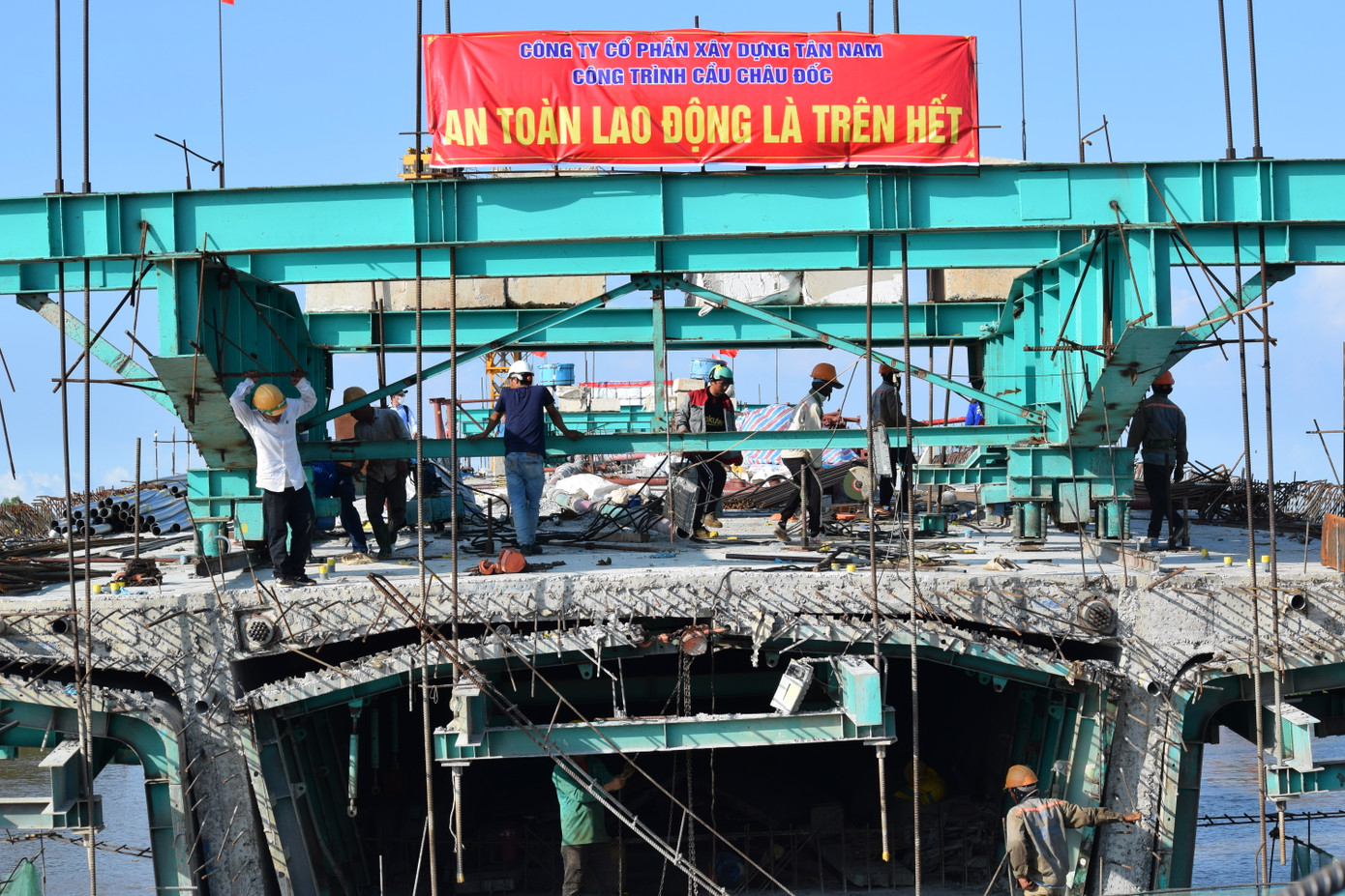 Kĩ sư, công nhân đang khẩn trương làm việc trên công trường cầu Châu Đốc.