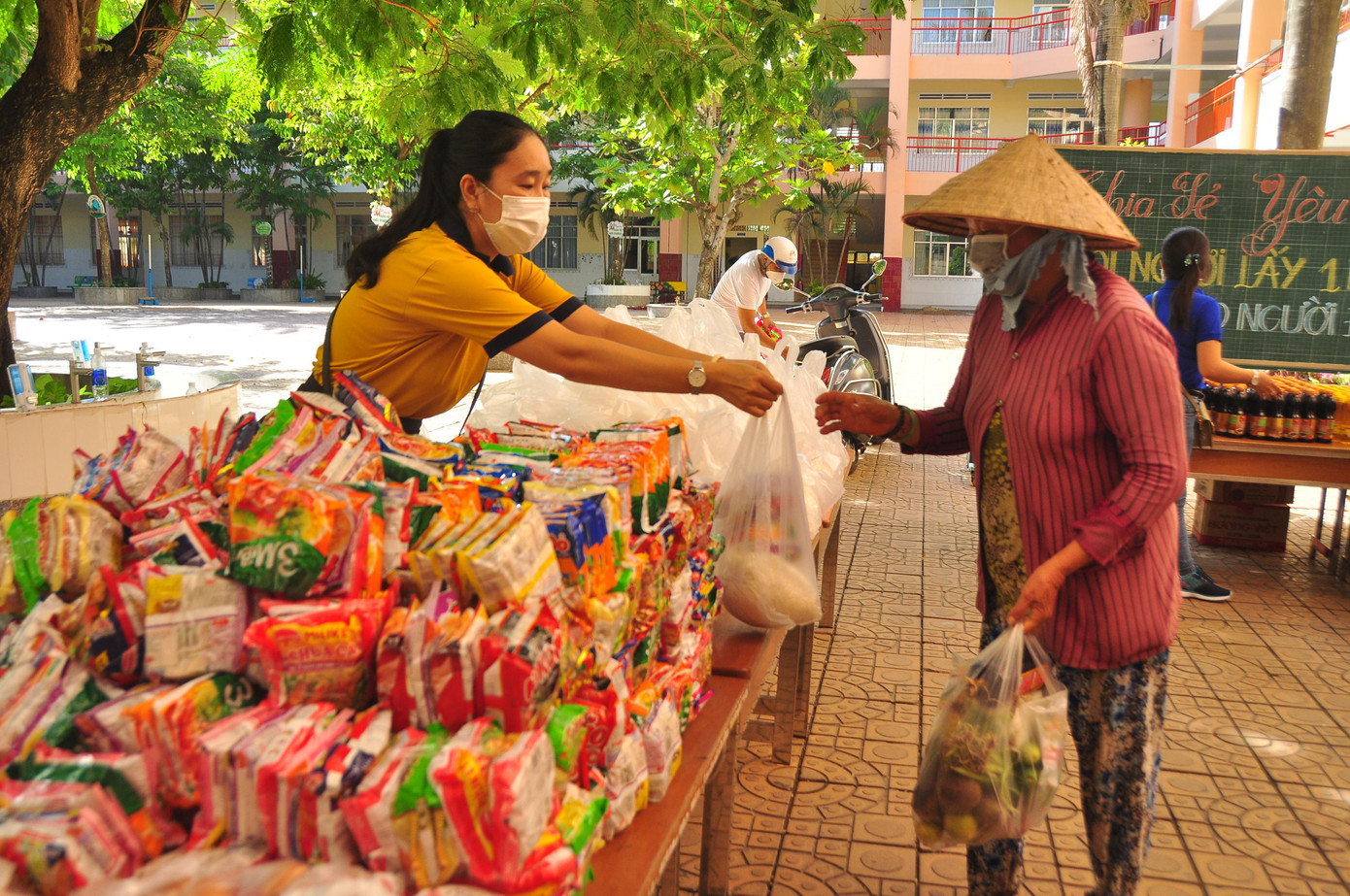 Tại trường tiểu học Ngô Quyền, tranh thủ dịp nghỉ hè, gần tuần nay còn tổ chức chợ 0 đồng để san sẻ, giúp đỡ khó khăn cho bà con trong mùa dịch.