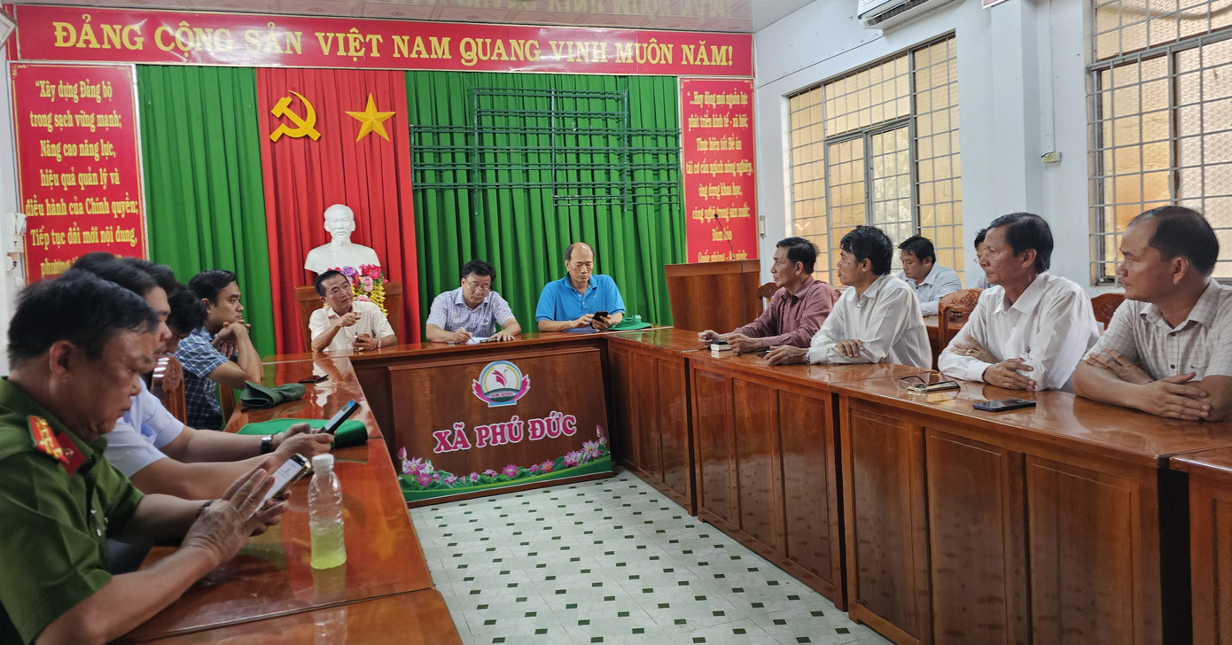 Quang cảnh cuộc họp khẩn sau khi khống chế đám cháy vào chiều tối tại UBND xã Phú Đức (Tam Nông, Đồng Tháp). Ảnh: Hòa Hội Quang cảnh cuộc họp khẩn sau khi khống chế đám cháy vào chiều tối tại UBND xã Phú Đức (Tam Nông, Đồng Tháp). Ảnh: Hòa Hội