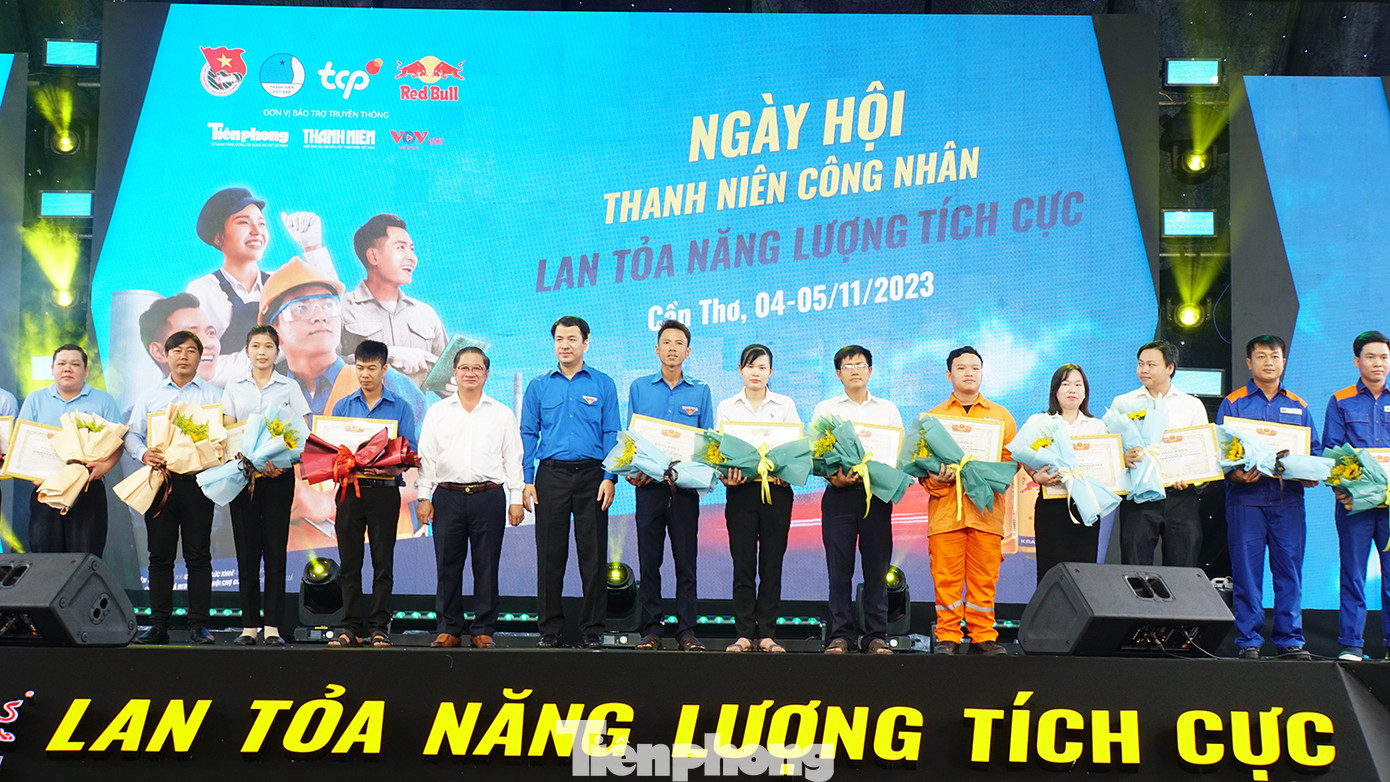 Lãnh đạo T.Ư Đoàn và thành phố Cần Thơ tuyên dương thanh niên công nhân tiêu biểu.