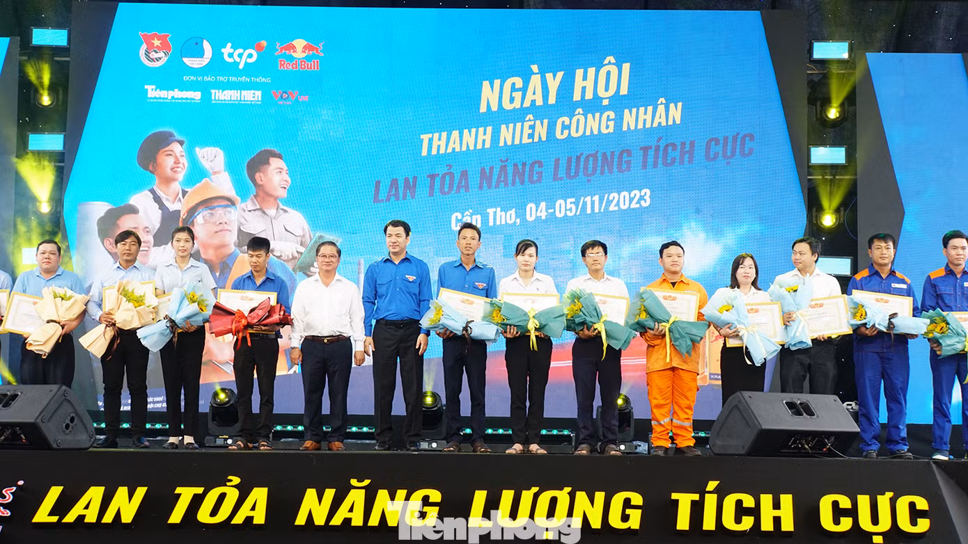 Lãnh đạo T.Ư Đoàn và thành phố Cần Thơ tuyên dương thanh niên công nhân tiêu biểu.