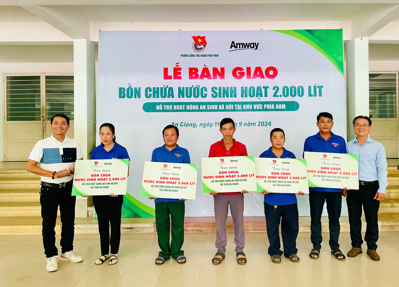 Trao tặng bồn chứa nước cho bà con tại An Giang.