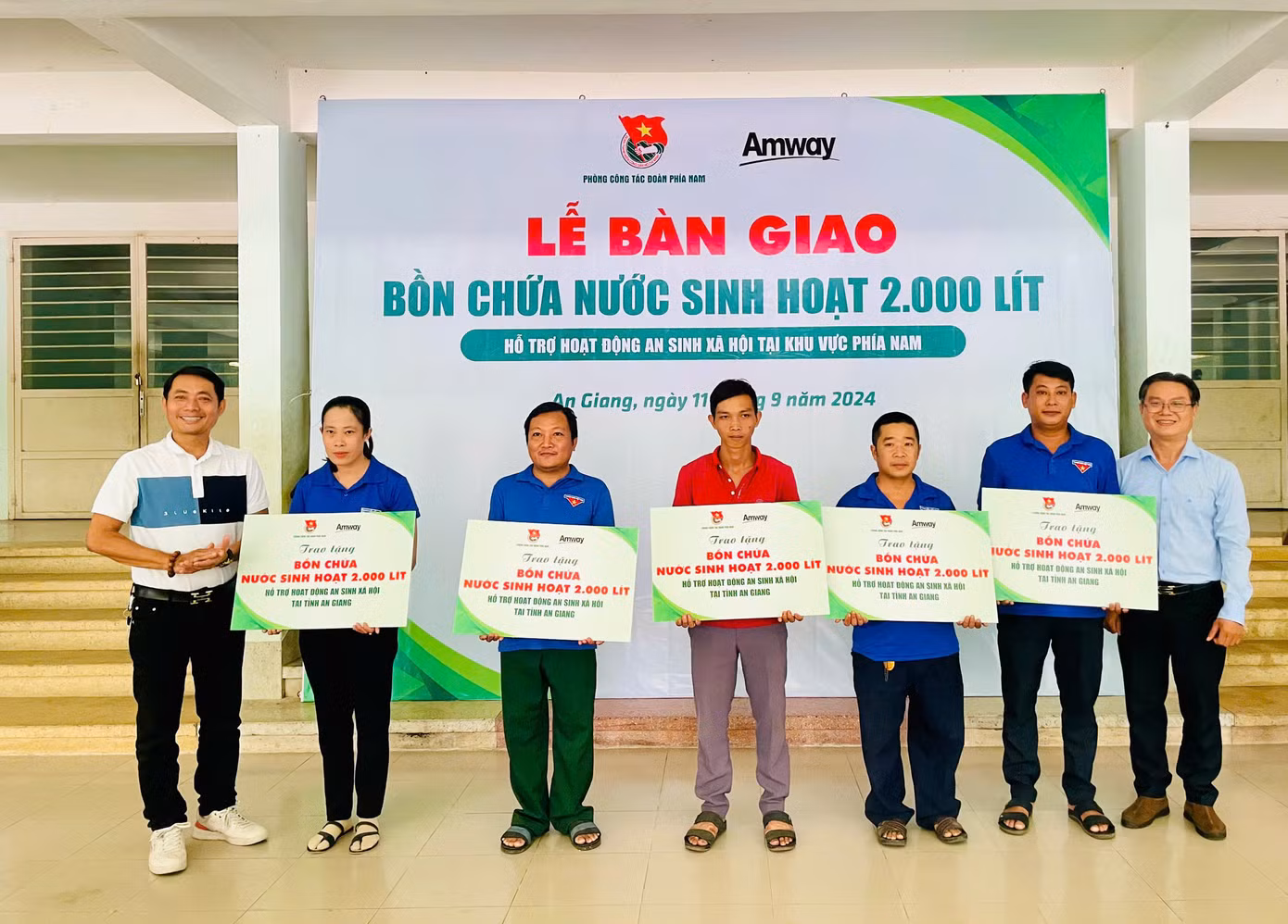 Trao tặng bồn chứa nước cho bà con tại An Giang.