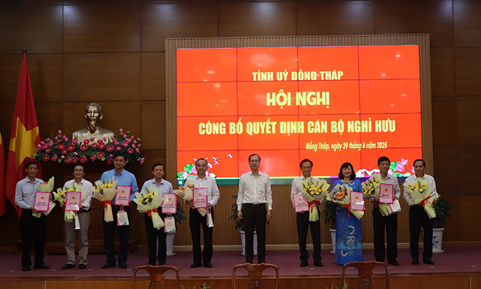 Chủ tịch UBND tỉnh Đồng Tháp - Trần Trí Quang trao quyết định nghỉ hưu cho cán bộ.