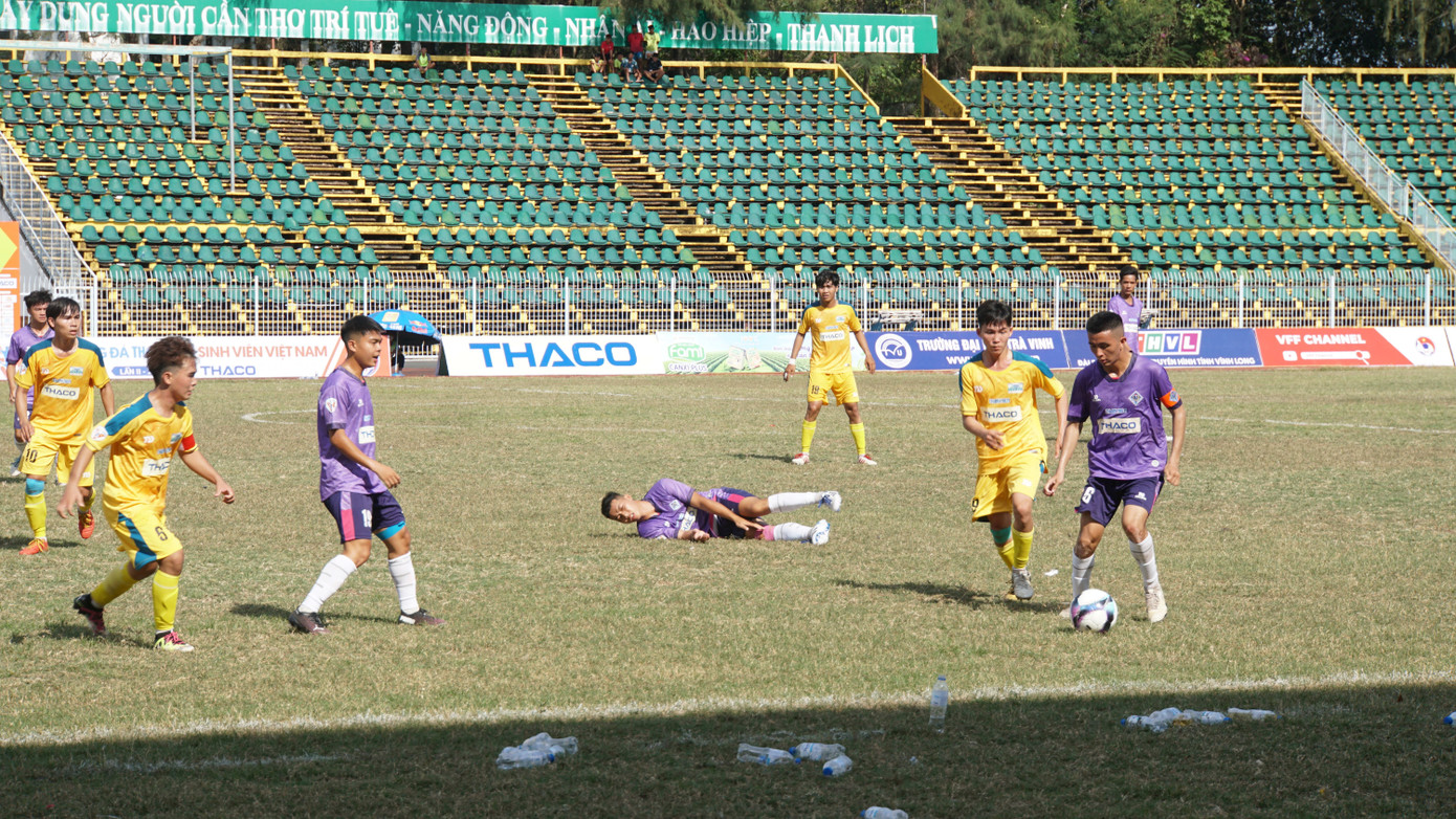 Đội trường Đại học Cần Thơ gặp đội trường Đại học Cửu Long. Ảnh: Hòa Hội