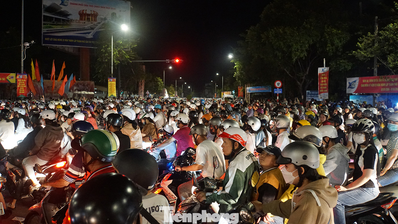 Hàng vạn người từ khắp nơi đổ về trung tâm thành phố Cần Thơ, đặc biệt là khu vực sân vận động Cần Thơ để xem bắn pháo hoa mừng năm mới. Ảnh: Hòa Hội