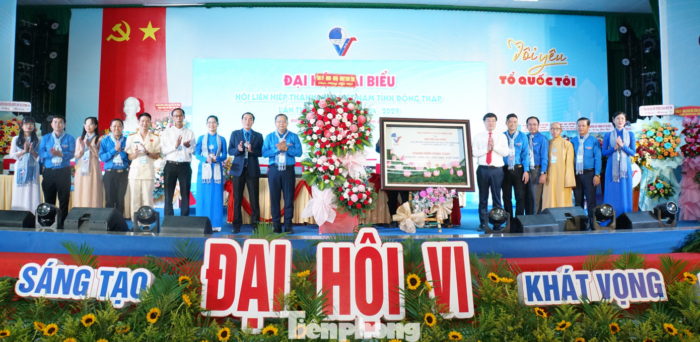 Lãnh đạo tỉnh Đồng Tháp tặng hoa, tranh chúc mừng đại hội. Ảnh: Hòa Hội