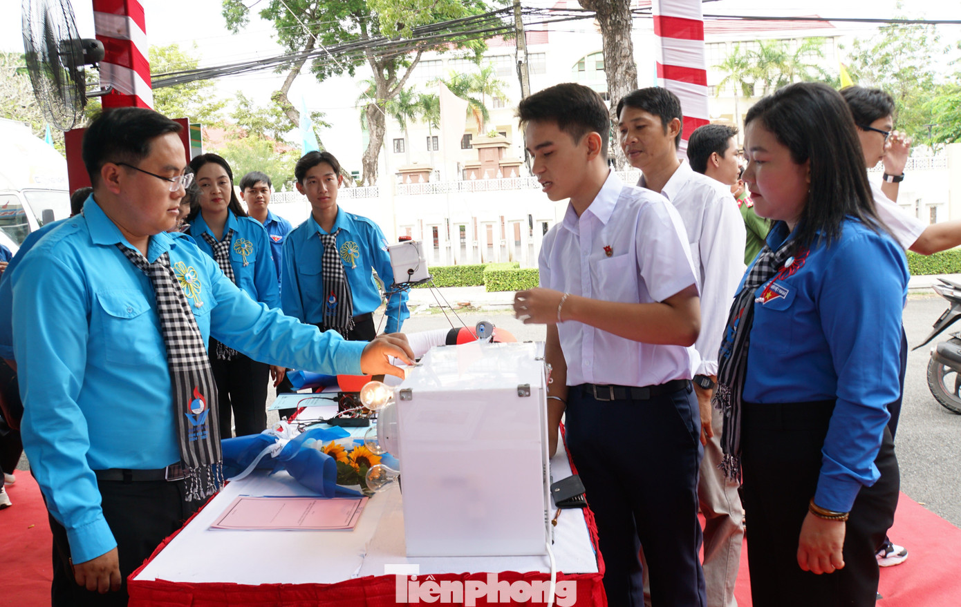 Đại biểu tham quan gian hàng chuyển đổi số. Ảnh: Hòa hội