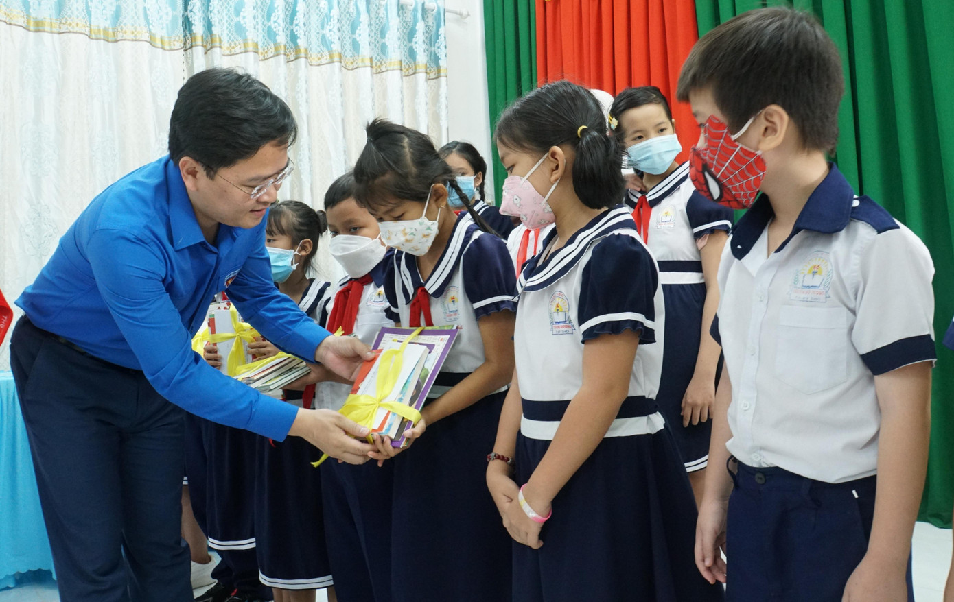 Bí thư thứ nhất Trung ương Đoàn Nguyễn Anh Tuấn tặng quà cho học sinh trường tiểu học Thiên Hộ Dương. - Ảnh: Hòa Hội