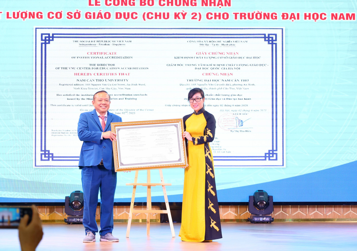 TS. Tạ Thị Thu Hiền, Giám đốc Trung tâm kiểm định chất lượng giáo dục trao chứng nhận kiểm định chất lượng cho lãnh đạo trường ĐH Nam Cần Thơ. TS. Tạ Thị Thu Hiền, Giám đốc Trung tâm kiểm định chất lượng giáo dục trao chứng nhận kiểm định chất lượng cho lãnh đạo trường ĐH Nam Cần Thơ.