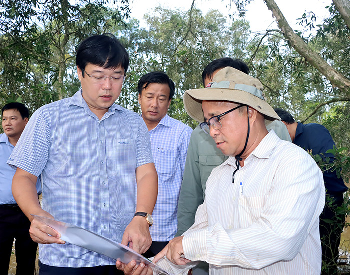 Bí thư Tỉnh ủy Đồng Tháp Lê Quốc Phong khảo sát khu A1 Vườn quốc gia Tràm Chim. Ảnh: V. Tiến. Bí thư Tỉnh ủy Đồng Tháp Lê Quốc Phong khảo sát khu A1 Vườn quốc gia Tràm Chim. Ảnh: V. Tiến.