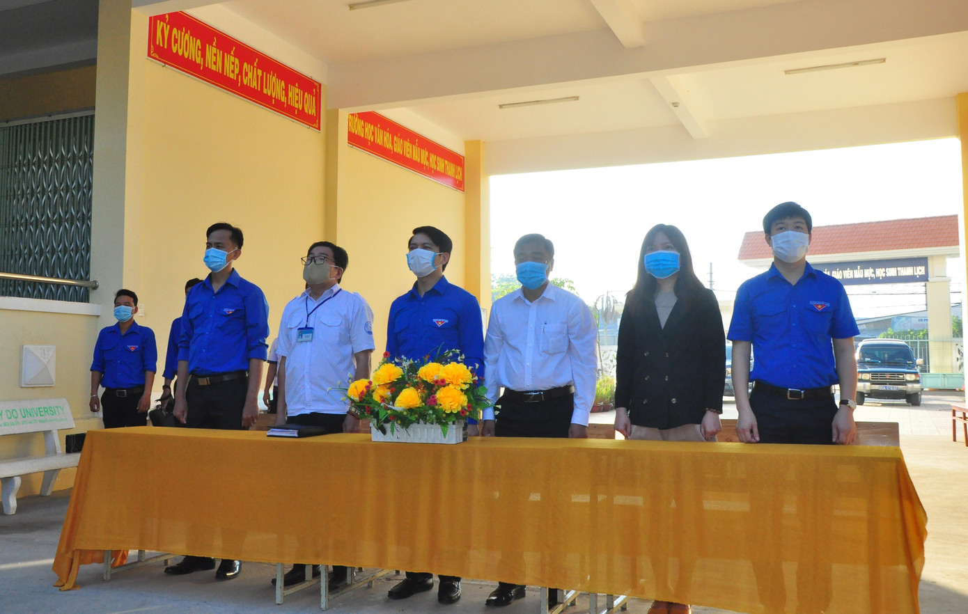 Trước đó, các thành viên trong Đoàn công tác của Trung ương Đoàn đã đến thăm, trao tặng hàng trăm suất học bổng, quà, góc học tập trị giá trên trăm triệu đồng cho các em học sinh, thiếu nhi trên địa bàn thành phố Trà Vinh, huyện Tiểu Cần và huyện Càng Long. Trước đó, các thành viên trong Đoàn công tác của Trung ương Đoàn đã đến thăm, trao tặng hàng trăm suất học bổng, quà, góc học tập trị giá trên trăm triệu đồng cho các em học sinh, thiếu nhi trên địa bàn thành phố Trà Vinh, huyện Tiểu Cần và huyện Càng Long.