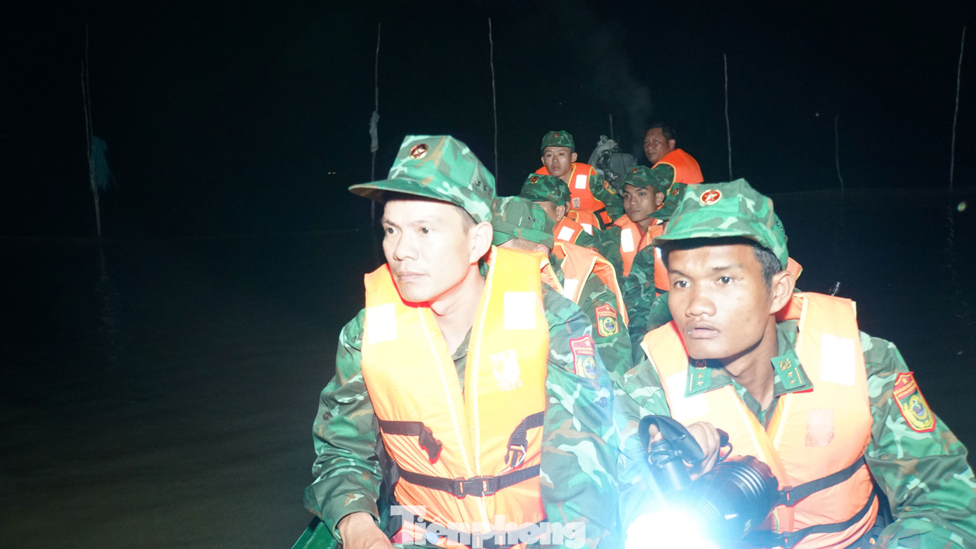 Nửa đêm, trời tối mịt, chiến sĩ đồn biên phòng Vĩnh Nguơn tuần tra, kiểm soát trên biên giới giữa đồng nước mênh mông. Ảnh: Hòa Hội