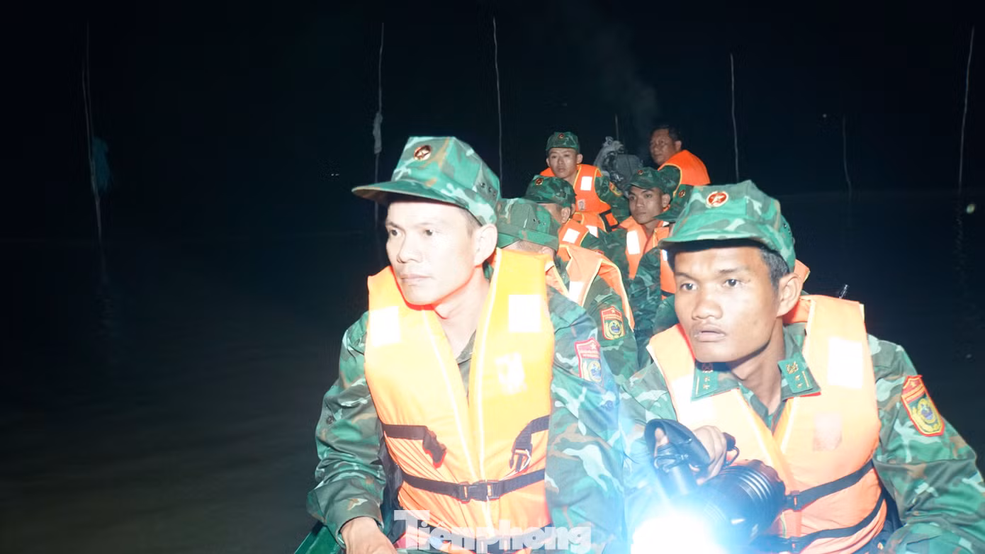 Nửa đêm, trời tối mịt, chiến sĩ đồn biên phòng Vĩnh Nguơn tuần tra, kiểm soát trên biên giới giữa đồng nước mênh mông. Ảnh: Hòa Hội