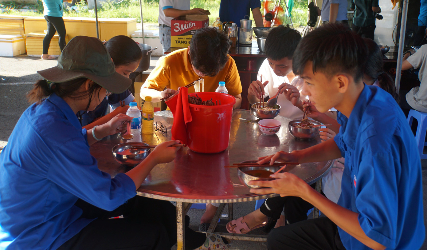 Bà Trương Tố Trang, Chủ tịch Công đoàn ngành Giáo dục và Đào tạo cho biết, tình hình dịch COVID - 19 trên cả nước ngày càng phức tạp, số ca nghiễm ngày càng tăng cao làm ảnh hưởng lớn đến phát triển kinh tế - xã hội và đời sống nhân dân. Xác định 'Chống dịch như chống giặc', đây là nhiệm vụ lâu dài, vì thế, ngành chung tay, góp sức phòng chống dịch bệnh để tiếp tục giữ bình yên cho thành phố.