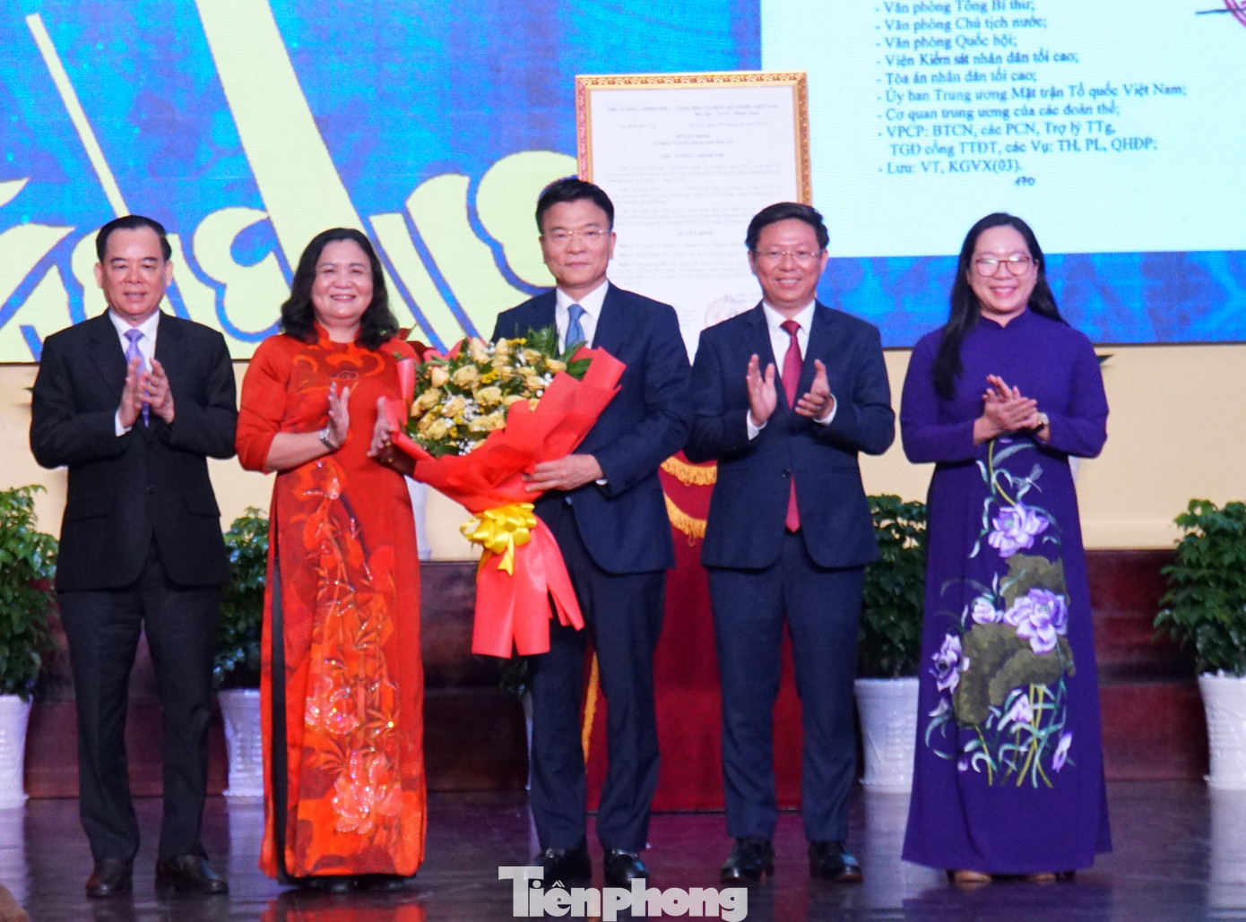 Lãnh đạo tỉnh Bến Tre tặng hoa Phó Thủ tướng Lê Thành Long. Ảnh: Hòa Hội Lãnh đạo tỉnh Bến Tre tặng hoa Phó Thủ tướng Lê Thành Long. Ảnh: Hòa Hội