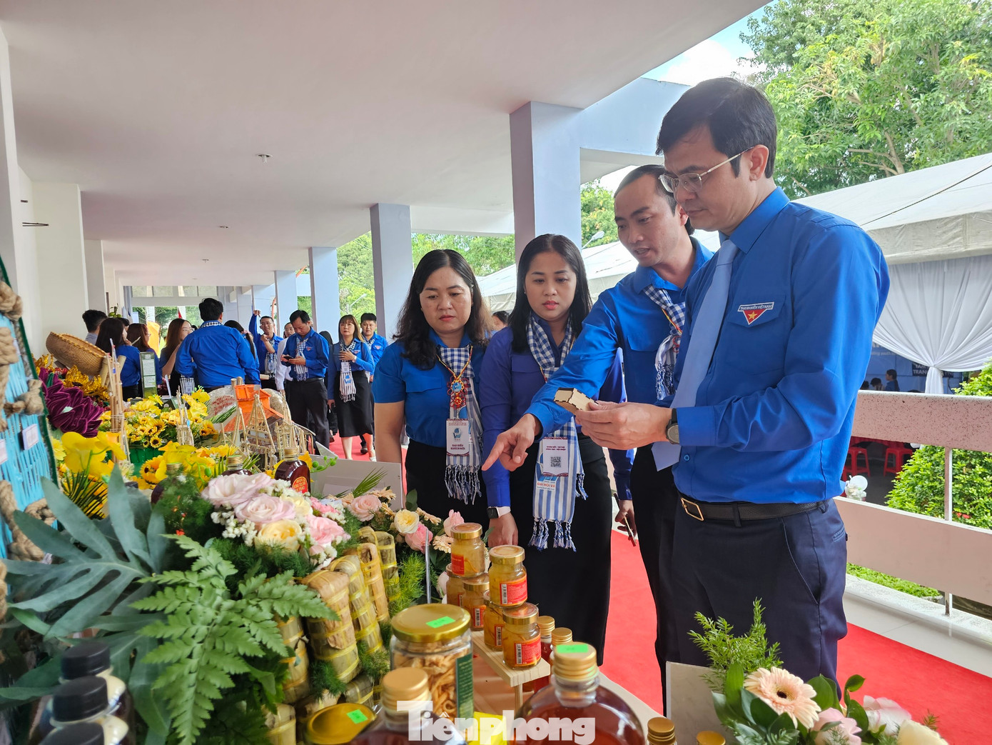 Bí thư thứ nhất Trung ương Đoàn - anh Bùi Quang Huy tham quan sản phẩm khởi nghiệp. Ảnh: Hòa Hội