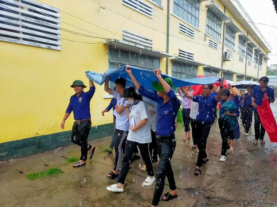 Tình nguyện viên hỗ trợ thí sinh