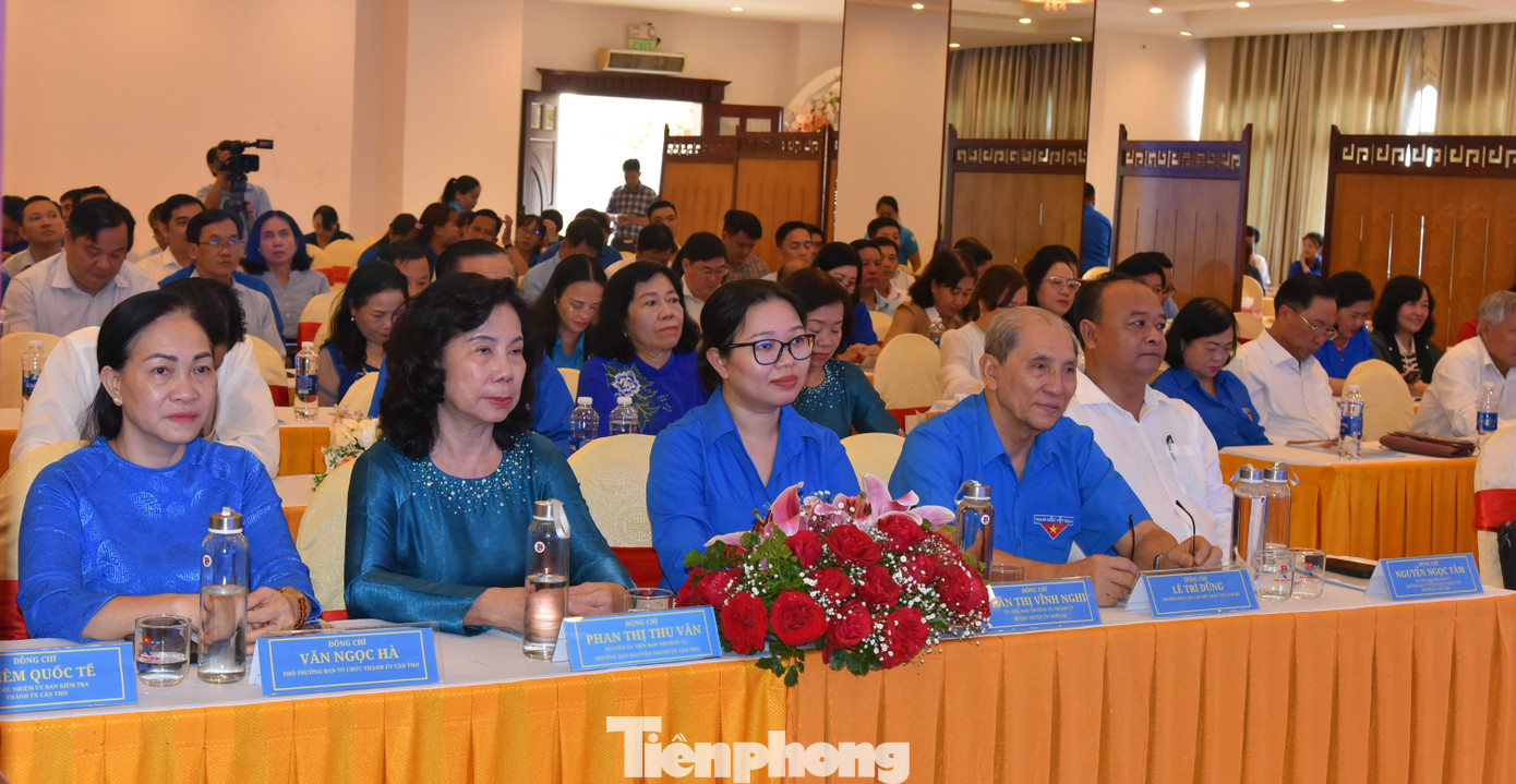 Lãnh đạo Đoàn thành phố Cần Thơ qua các thời kỳ dự họp mặt. Ảnh: Hòa Hội Lãnh đạo Đoàn thành phố Cần Thơ qua các thời kỳ dự họp mặt. Ảnh: Hòa Hội