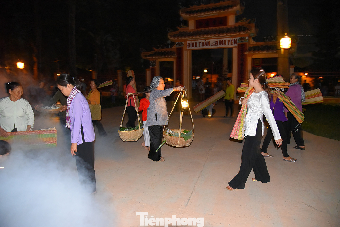 Điểm nhấn của sản phẩm du lịch này là vở diễn thực cảnh “chợ ma" Định Yên - tái hiện không khí họp chợ mua bán chiếu lúc nửa đêm bên bờ và dưới rạch Ngã Cạy trước đình Định Yên. Ảnh: Hòa Hội.