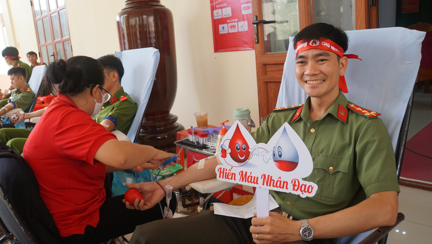 Đại úy Phạm Minh Mẫn, Bí thư Đoàn thanh niên Công an tỉnh Vĩnh Long cho biết, đây là hoạt động chào mừng thành công của Đại hội Đại biểu toàn quốc Đoàn TNCS Hồ Chí Minh lần thứ XII, nhiệm kỳ 2022 - 2027; đồng thời hưởng ứng hoạt động “Xuân tình nguyện” năm 2023 của tuổi trẻ Công an tỉnh Vĩnh Long. Qua hoạt động thể hiện tính xung kích, tình nguyện, gương mẫu trong các mặt công tác của đội ngũ cán bộ Đoàn công an tỉnh. Ảnh: Hòa Hội
