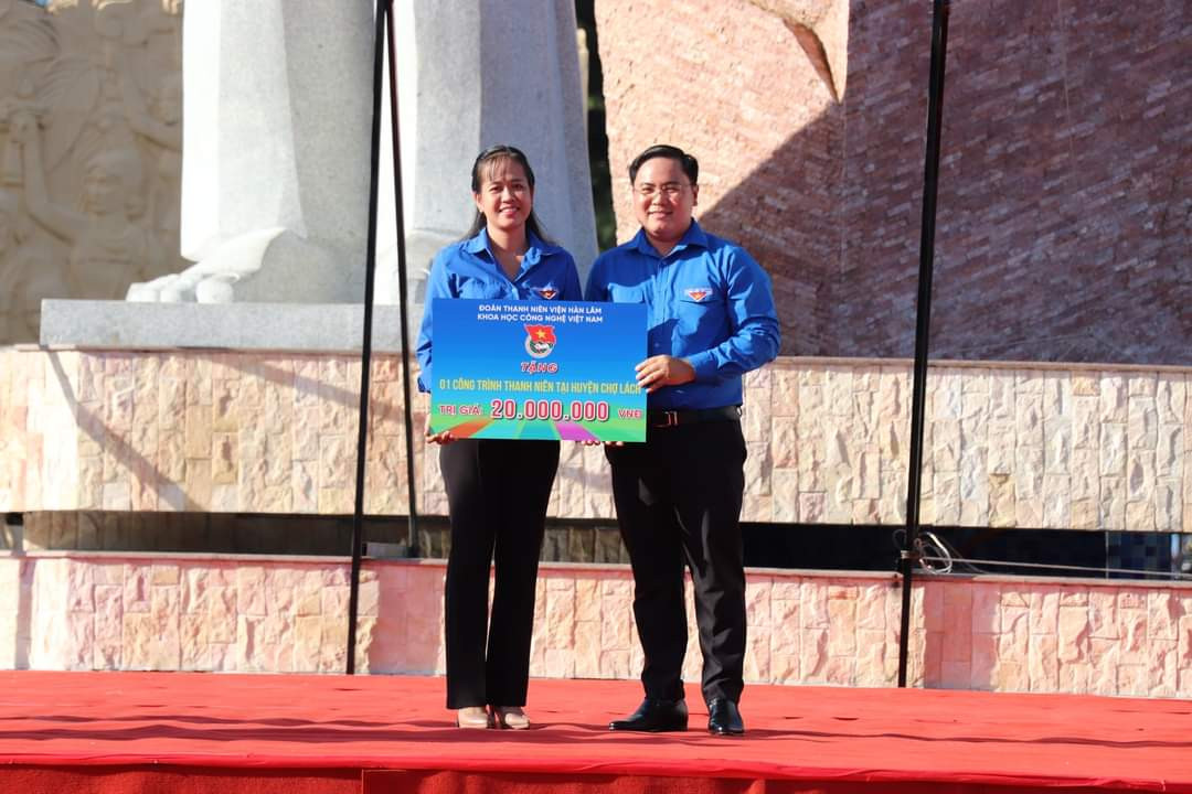 Anh Phan Thanh Trẻ - Phó Bí thư Tỉnh Đoàn Bến Tre thay mặt Trường ĐH Ngoại thương cơ sở 2 tại TP.HCM trao bảng tượng trưng tặng 1 công trình Thắp sáng đường quê tại huyện Chợ Lách.