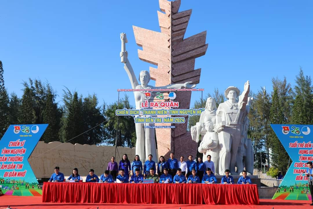 Huyện Đoàn cấp huyện và tương đương ký kết thi đua thực hiện các công trình, phần việc cao điểm chào mừng kỷ niệm 25 năm Chiến dịch Thanh niên tình nguyện hè tỉnh Bến Tre.