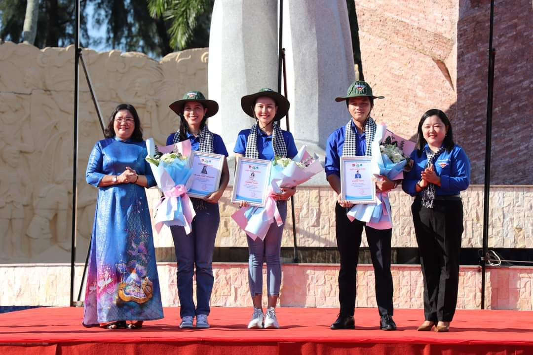 Quyền Bí thư Tỉnh ủy Bến Tre - Hồ Thị Hoàng Yến và chị Lâm Như Quỳnh - Bí thư Tỉnh Đoàn trao chứng nhận danh hiệu Đại sứ tình nguyện của Chiến dịch Thanh niên tình nguyện hè tỉnh Bến Tre 2024 cho các đại sứ.