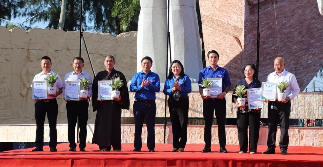 Ông Trần Thanh Lâm - Phó Bí thư Thường trực Tỉnh ủy Bến Tre và chị Lâm Như Quỳnh - Bí thư Tỉnh đoàn, Phó Trưởng ban thường trực Ban Chỉ đạo Chiến dịch tỉnh Bến Tre trao thư cảm ơn và quà cho các đơn vị đồng hành, hỗ trợ chiến dịch.