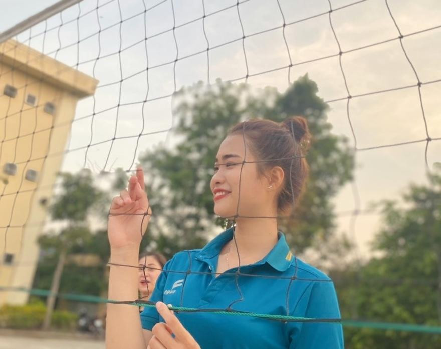 Lê Thị Ánh Dương năm nay 20 tuổi, quê xã Hưng Phú, huyện Mỹ Tú, tỉnh Sóc Trăng. Hiện cô là sinh viên năm nhất ngành Ngôn ngữ Anh, trường Đại học Nam Cần Thơ. Đồng thời, còn là vận động viên chuyên nghiệp, thành viên trong đội tuyển trẻ môn bóng chuyền bãi biển tỉnh Sóc Trăng, đang tập huấn tại Trung tâm huấn luyện thể thao Quốc gia Cần Thơ để thi đấu các giải trong hệ thống môn bóng chuyền bãi biển Quốc gia. - Ảnh: NVCC