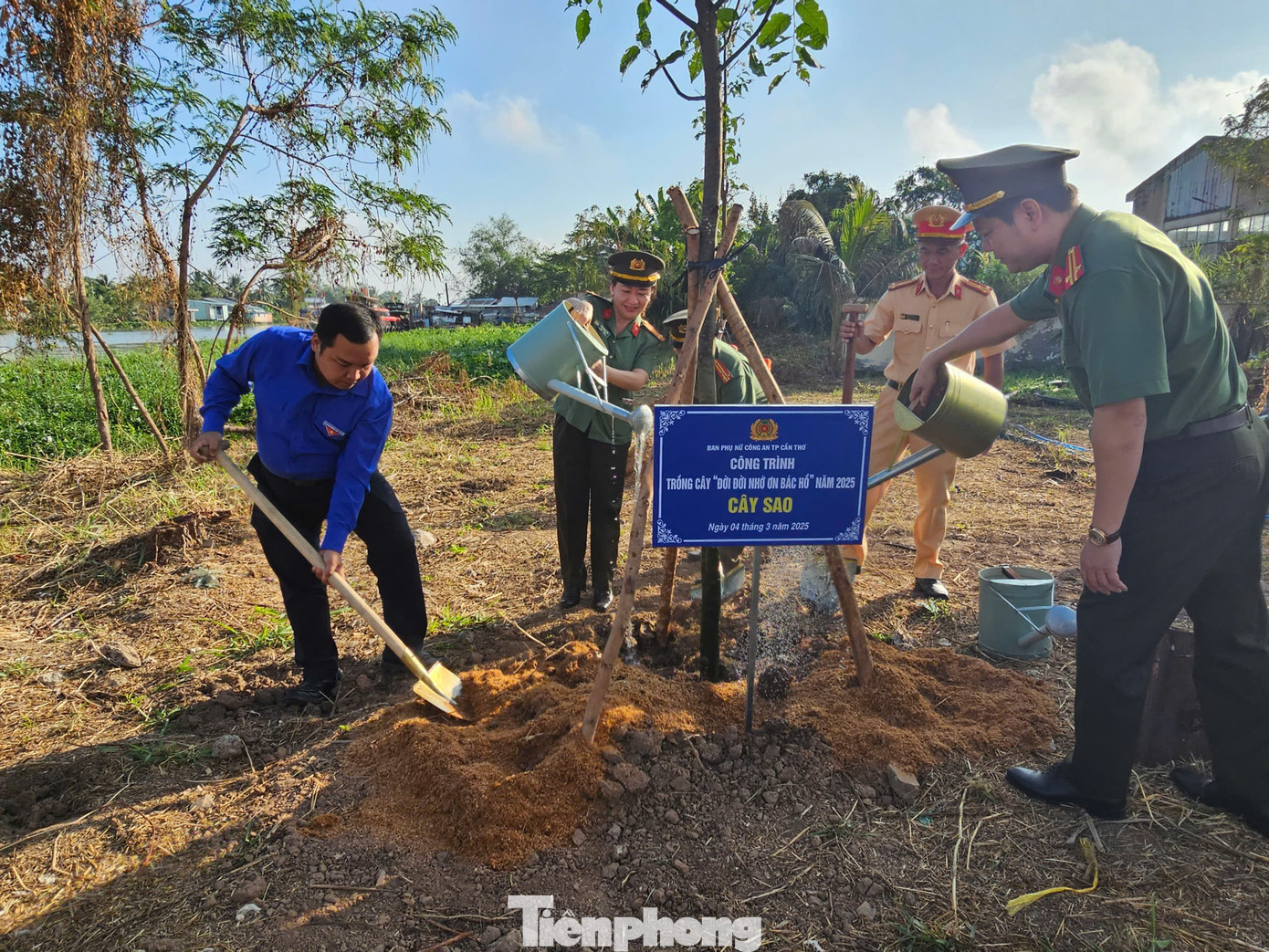 Lãnh đạo Công an TP Cần Thơ trồng cây xanh sau lễ ra quân. Ảnh: Hòa Hội Lãnh đạo Công an TP Cần Thơ trồng cây xanh sau lễ ra quân. Ảnh: Hòa Hội