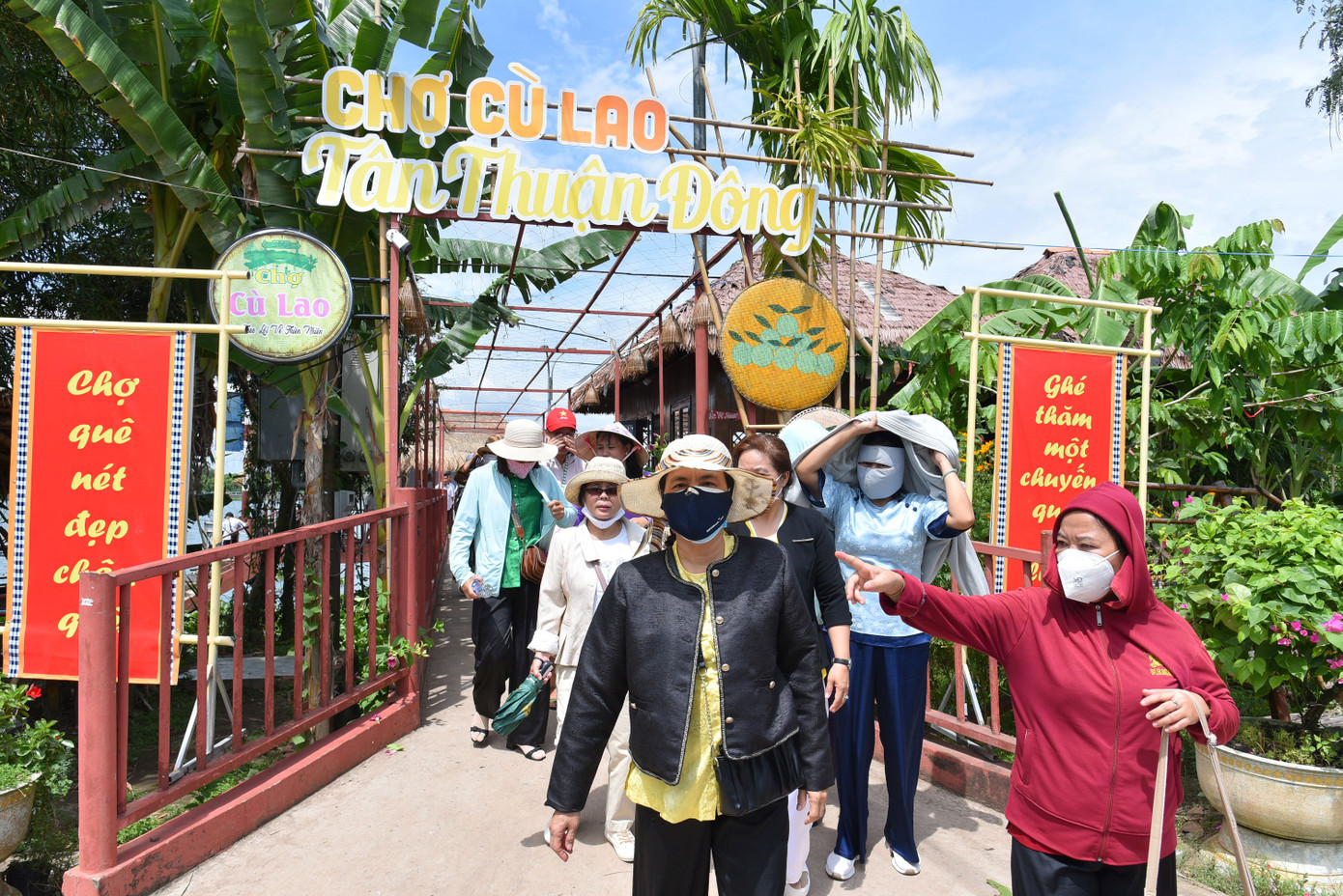 Chợ quê cù lao Tân Thuận Đông đi vào hoạt động đến nay gần 3 năm, diễn ra vào chiều Thứ 7 hằng tuần.