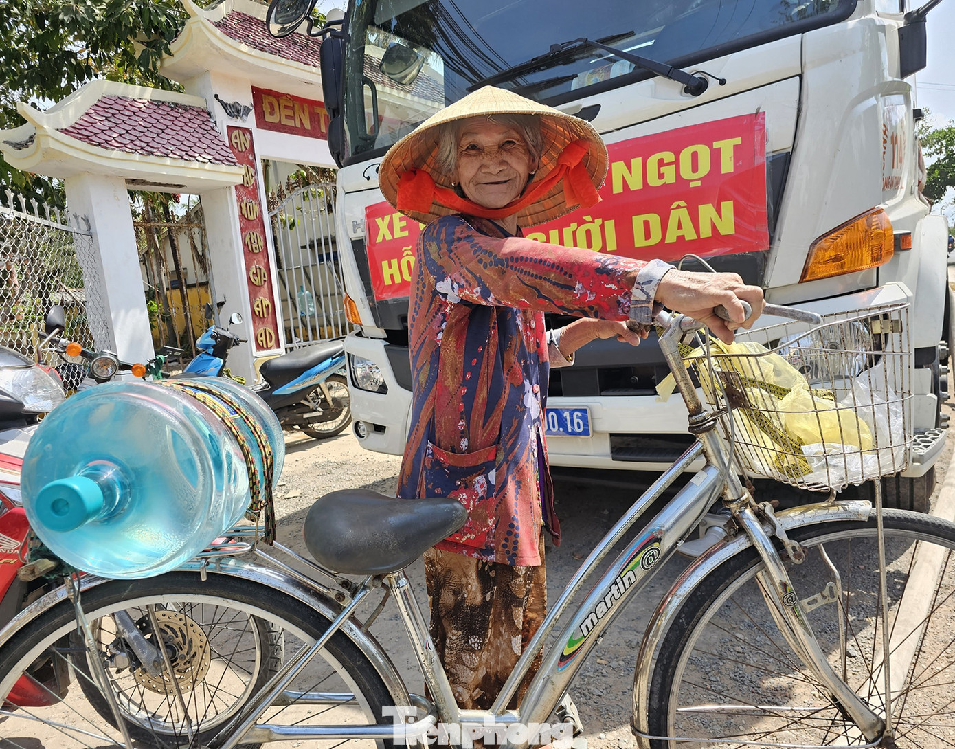 Tại Bến Tre, từ sáng sớm 4/5, gần trăm người dân đã có mặt tại trụ sở UBND xã An Hiệp (Ba Tri, Bến Tre) để chờ nhận những giọt nước nghĩa tình từ chương trình của T.Ư Đoàn. Một cụ già vừa bơm nước vào can, vui mừng nói: “Giữa nùa khô, nhiễm mặn, nước ngọt còn quý hơn vàng vì có tiền có thể đi mua nhiều thứ, kể cả vàng nhưng còn nước muốn mua cũng không dễ; bởi dưới sông mặn, nước máy cũng mặn chắt, không dùng ăn uống, tắm giặt gì được”. Ảnh: Hòa Hội