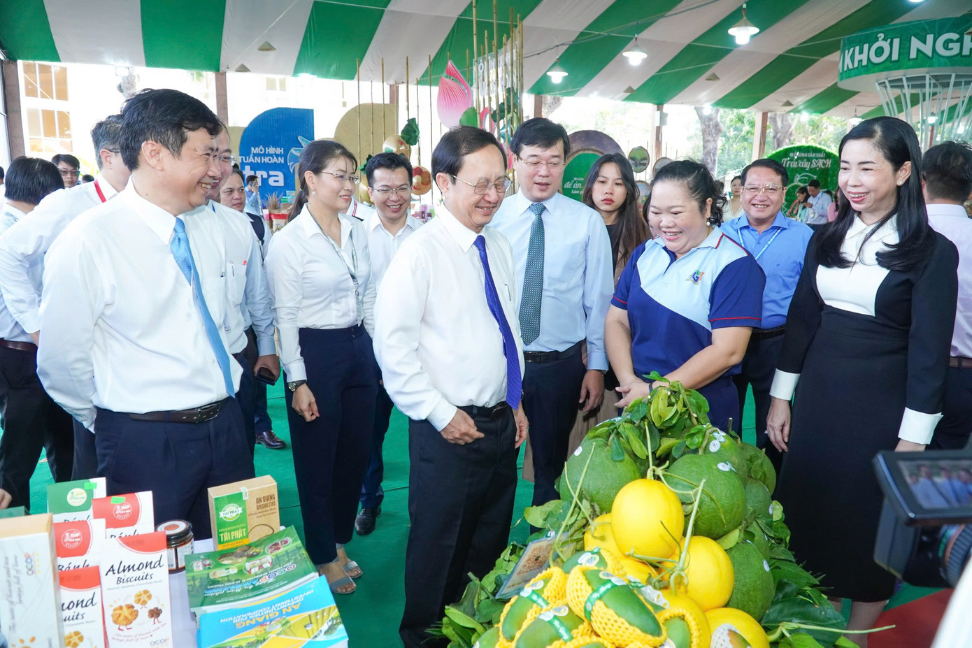 Bộ trưởng Bộ Khoa học và Công nghệ Huỳnh Thành Đạt tham quan sản phẩm khởi nghiệp.