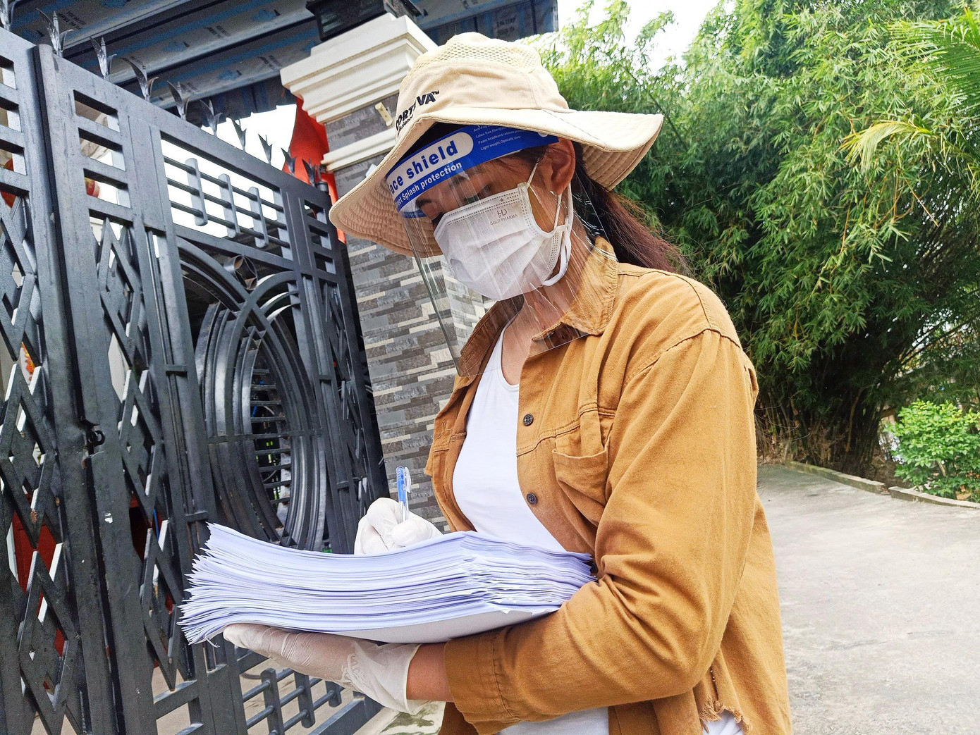 Ngô Thị Tường Vi &quot;gõ cửa từng nhà&quot; người dân tuyên truyền phòng chống dịch COVID-19. Ảnh: NVCC