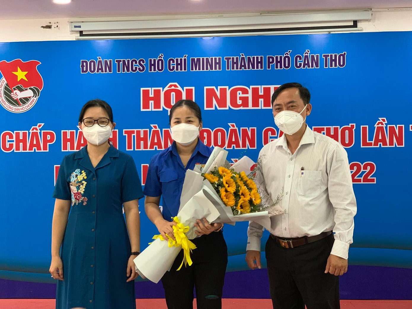Chị Lư Thị Ngọc Anh (giữa) cùng bà Trần Thị Vĩnh Nghi, Trưởng Ban Dân vận Thành ủy và anh Đào Chí Nghĩa, Phó Trưởng Đoàn Đại biểu Quốc hội chuyên trách thành phố Cần Thơ.
