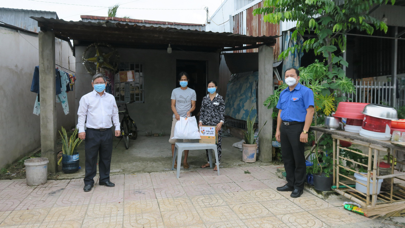 Các “Túi an sinh” được chuyển đến tận tay các gia đình có hoàn cảnh khó khăn trở về từ vùng dịch Các “Túi an sinh” được chuyển đến tận tay các gia đình có hoàn cảnh khó khăn trở về từ vùng dịch