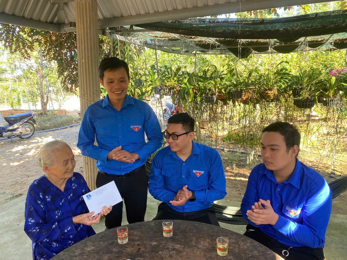 Đoàn viên thanh niên tặng quà gia đình chính sách.