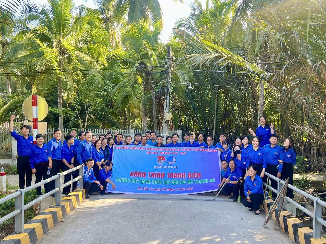 Đoàn viên thanh niên Bến Tre tham gia công trình thanh niên trồng cây xanh.