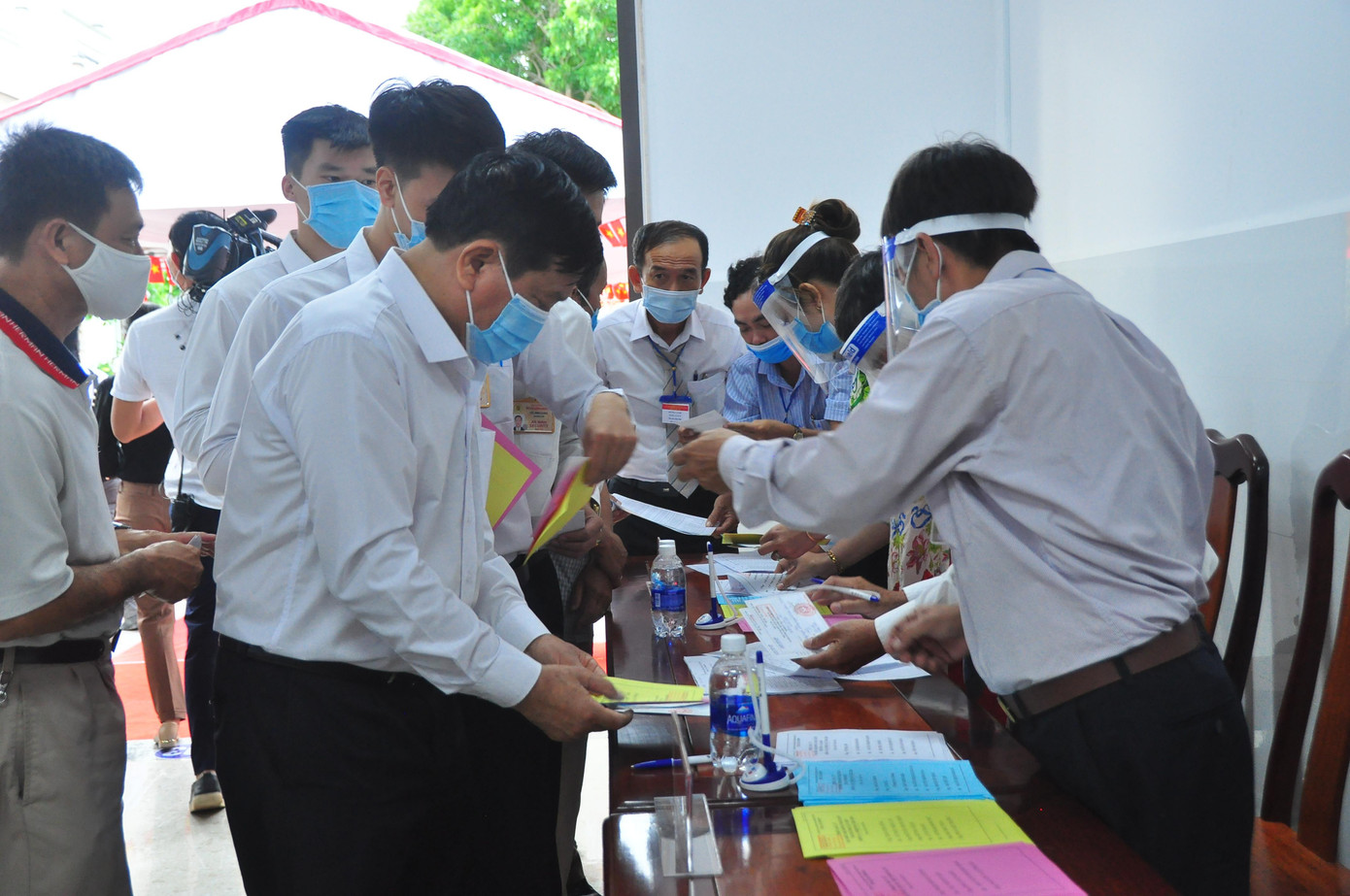 Cử tri làm thủ tục bỏ phiếu