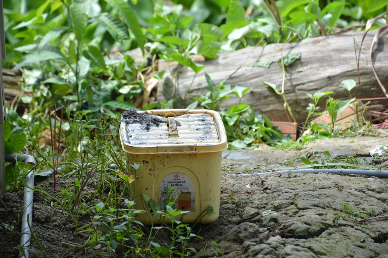 Chiếc thùng nhựa, nơi phát hiện cháu bé 14 ngày tuổi tử vong. Ảnh: CA ĐT.