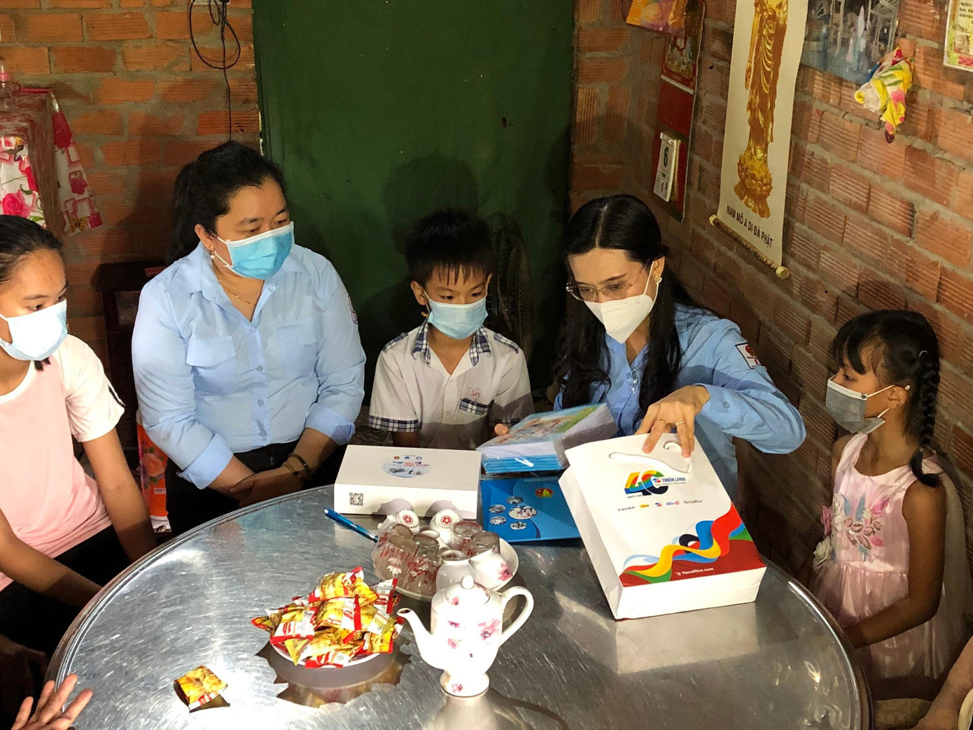 Hội đồng Đội Trung ương tặng quà cho thiếu nhi Bến Tre