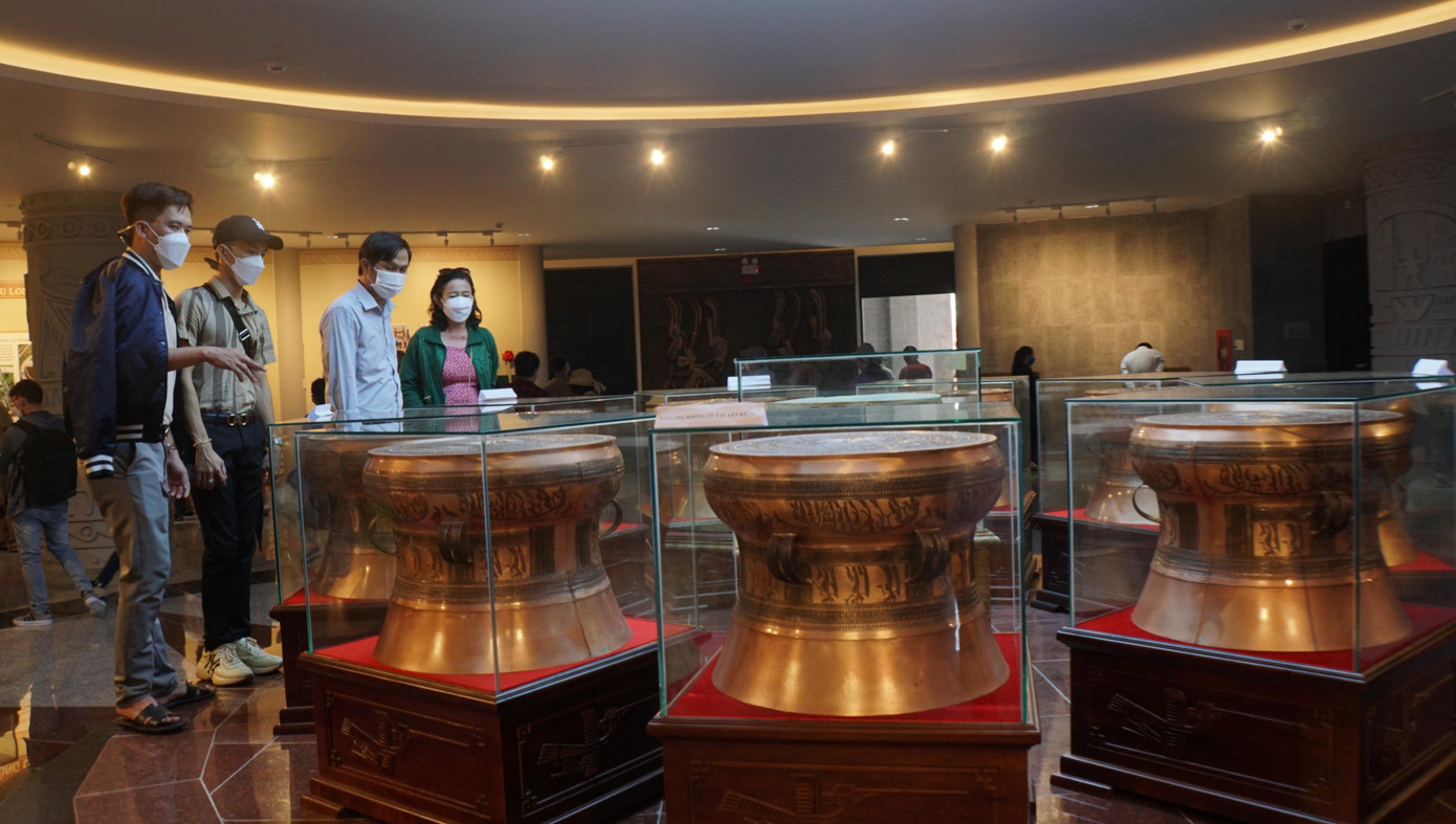 Người dân tham quan bộ trống đồng. - Ảnh: Hòa Hội