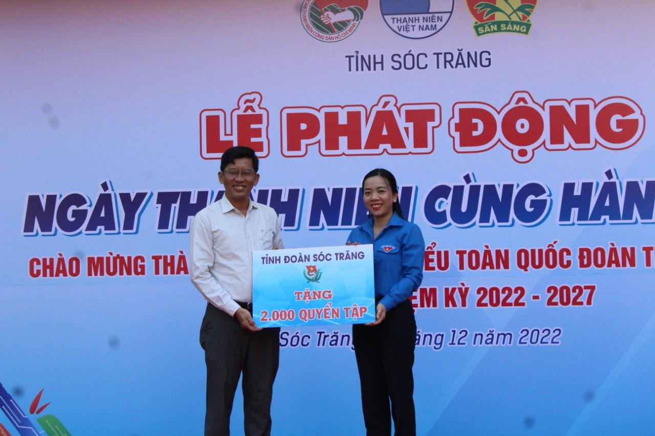 Chị Triệu Thị Ngọc Diễm, Bí thư Tỉnh Đoàn Sóc Trăng trao tặng 2000 quyển tập cho trường THPT Sóc Trăng. Ảnh: TĐST