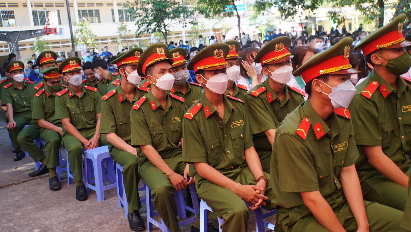 Chiến sỹ công an tham gia ngày hội